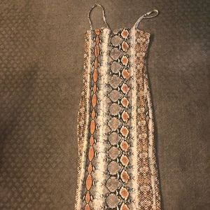 Body con snake print midi dress